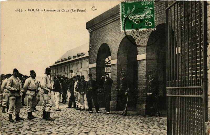 Carte postale ancienne Douai - Caserne de Caux (Le Poste) à Douai