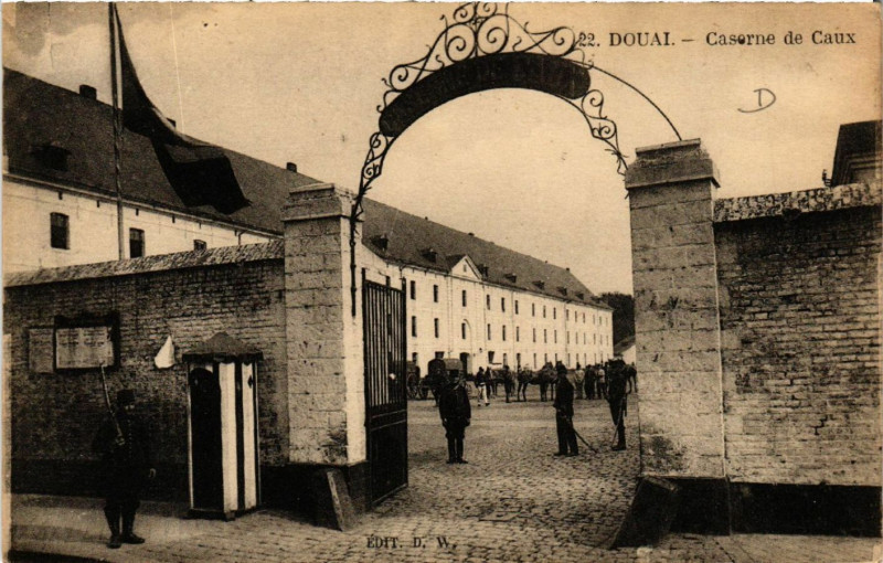 Carte postale ancienne Douai - Caserne de Caux à Douai