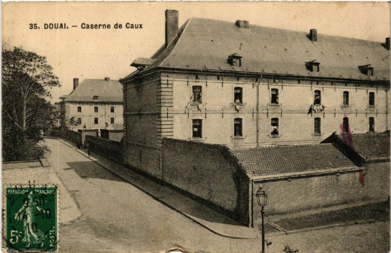 Carte postale ancienne Douai - Caserne de Caux à Douai