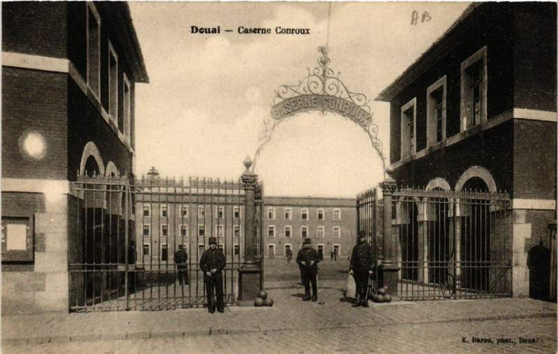Carte postale ancienne Douai - Caserne Conroux à Douai