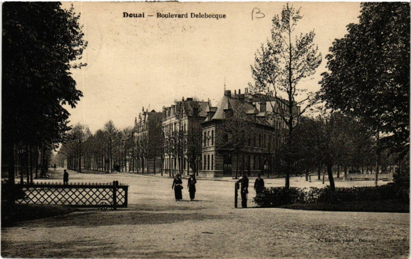 Carte postale ancienne Douai - Boulevard Delebecque à Douai