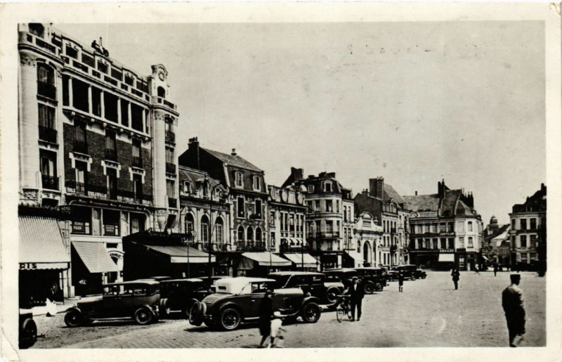 Carte postale ancienne Douai - La Grande Place à Douai