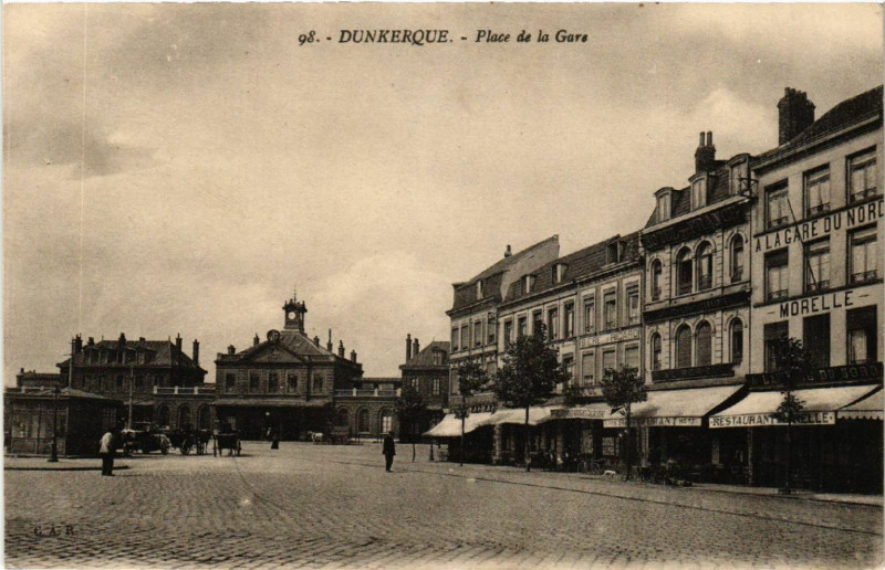 Carte postale ancienne Dunkerque - Place de la Gare à Dunkerque