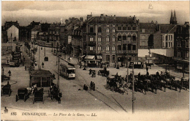 Carte postale ancienne Dunkerque - La Place de la Gare à Dunkerque