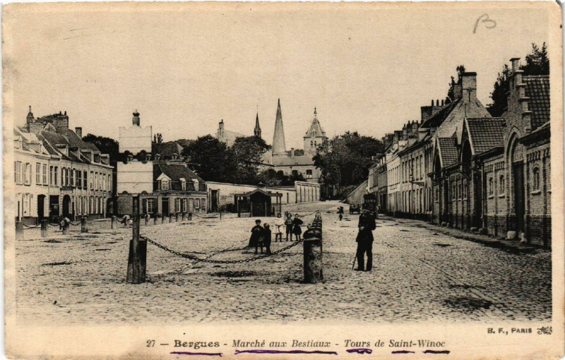 Carte postale ancienne Bergues - Marche aux Bestiaux - Tours de Saint-Winoe à Bergues