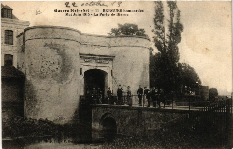 Carte postale ancienne Guerre 1914-1915 Bergues bombardée Mai-Juin 1915 La Porte de... à Bergues