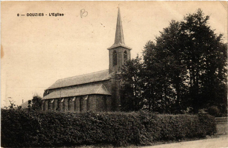 Carte postale ancienne Douzies - L'Eglise