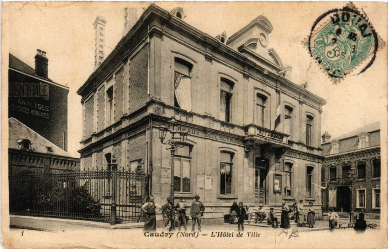 Carte postale ancienne Caudry - L'Hotel de Ville à Caudry
