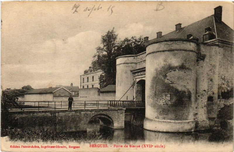 Carte postale ancienne Bergues - Porte de Bierne (Xvii siecle) à Bergues
