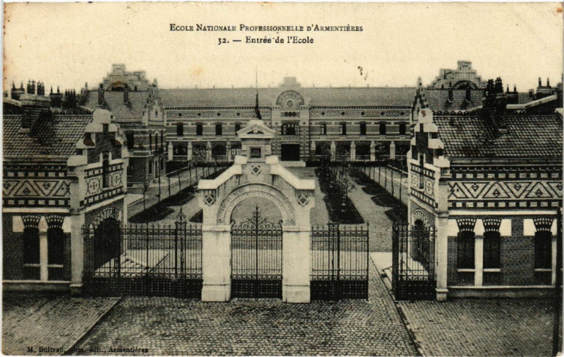 Carte postale ancienne Ecole Nationale Prof. d'Armentiere - Entrée de l'Ecole