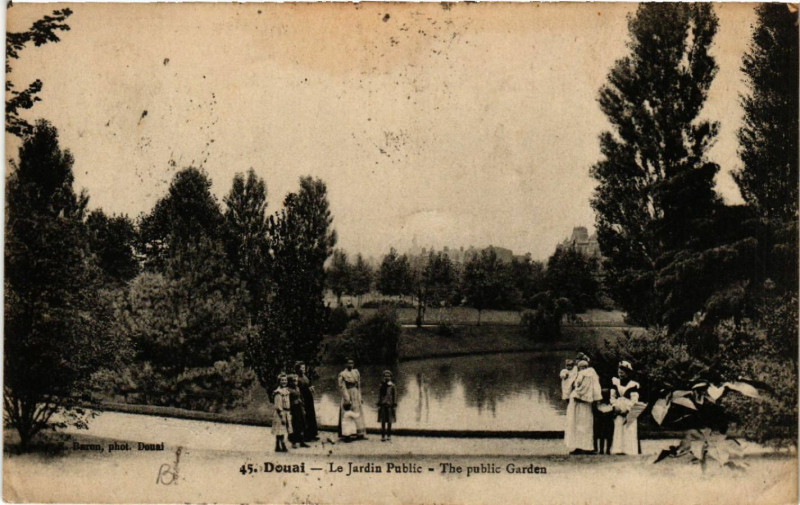 Carte postale ancienne Douai - Le Jardin Public - The public Garden à Douai