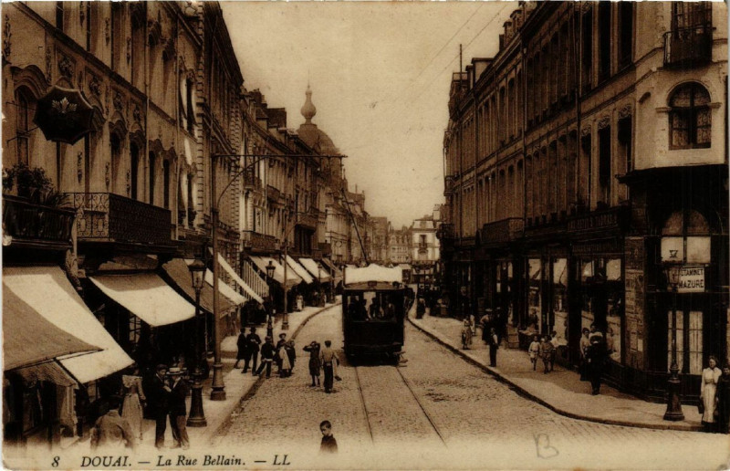 Carte postale ancienne Douai - La Rue Bollain à Douai