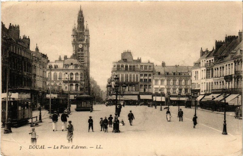 Carte postale ancienne Douai - La Place d'Armes à Douai