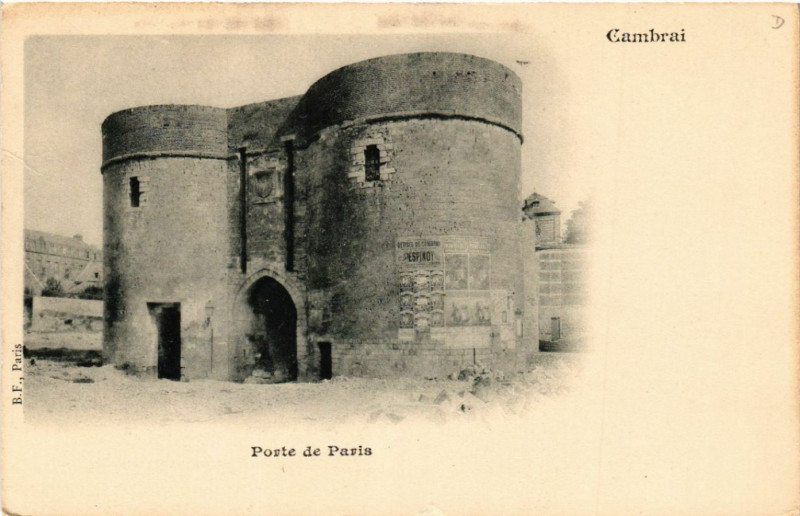 Carte postale ancienne Cambrai - Porte de Paris à Cambrai