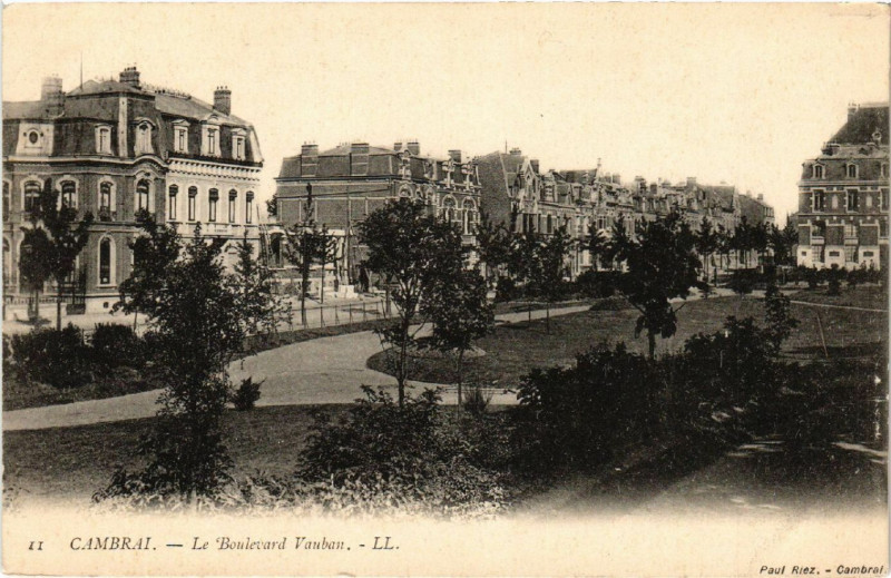 Carte postale ancienne Cambrai - Le Boulevars Vauban à Cambrai