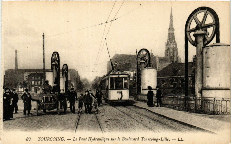 Carte postale ancienne Tourcoing - Le Pont Hydraulique sur le Boulevard Tourcoing-Lille à Tourcoing