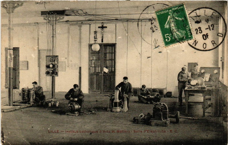 Carte postale ancienne Lille - Inst. Cath. d'Arts et Metiers - Salle d'Electricite à Lille