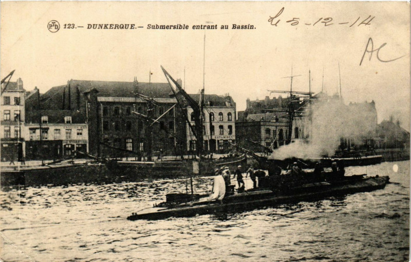 Carte postale ancienne Dunkerque - Submersible entrant au Bassin à Dunkerque