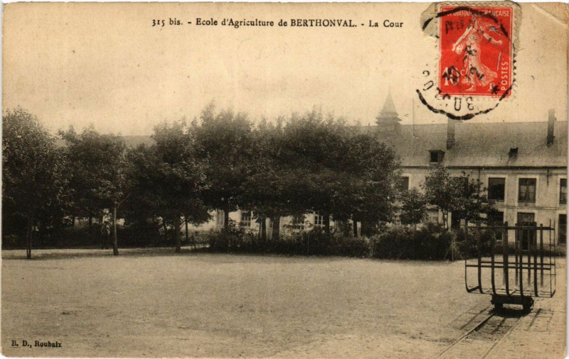 Carte postale ancienne Ecole d'Agriculture de Berthonval - La Cour
