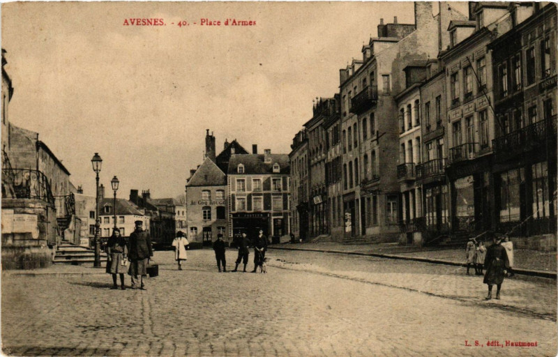 Carte postale ancienne Avesnes - Place d'Armes à Esnes