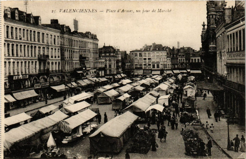 Carte postale ancienne Valenciennes - Place d'Armes un jour de Marche à Valenciennes