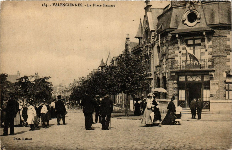 Carte postale ancienne Valenciennes - La Place Famars à Valenciennes