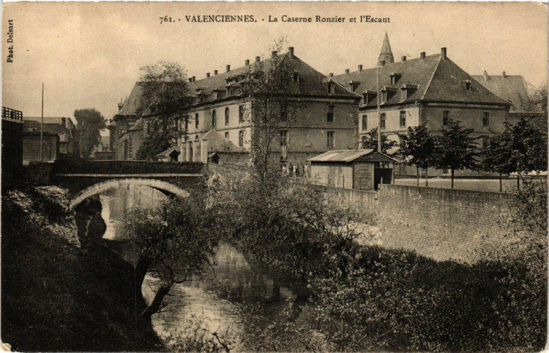 Carte postale ancienne Valenciennes - La Caserne Ronzier et l'Escaut à Valenciennes