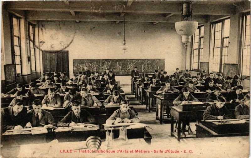 Carte postale ancienne Lille - Inst. Cath. d'Arts et Metiers - Salle d'Etude à Lille