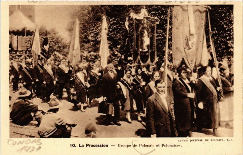 Carte postale ancienne La Procession - Groupe de Polonais et Polonaises