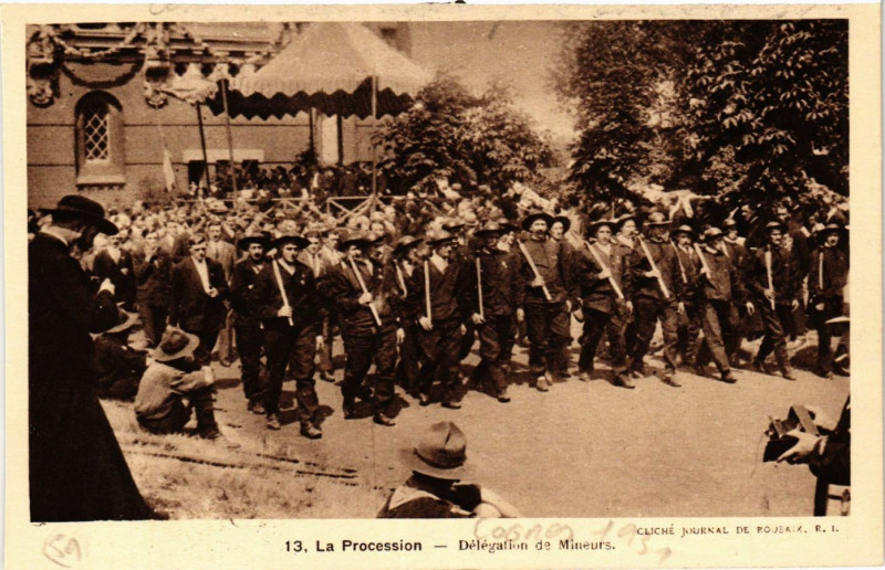 Carte postale ancienne La Procession - Delegation de Mineurs