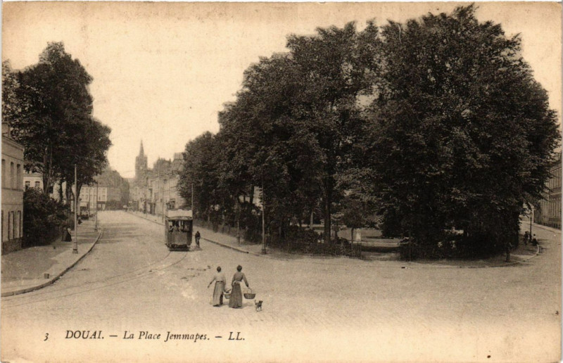 Carte postale ancienne Douai - La Place Jemmapes à Douai