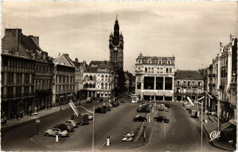 Carte postale ancienne Douai - La Place d'Armes à Douai