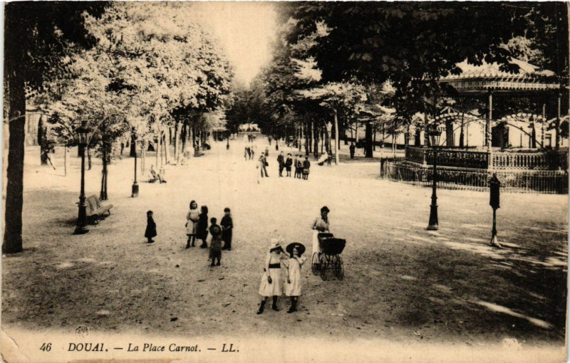 Carte postale ancienne Douai - La Place Carnot à Douai