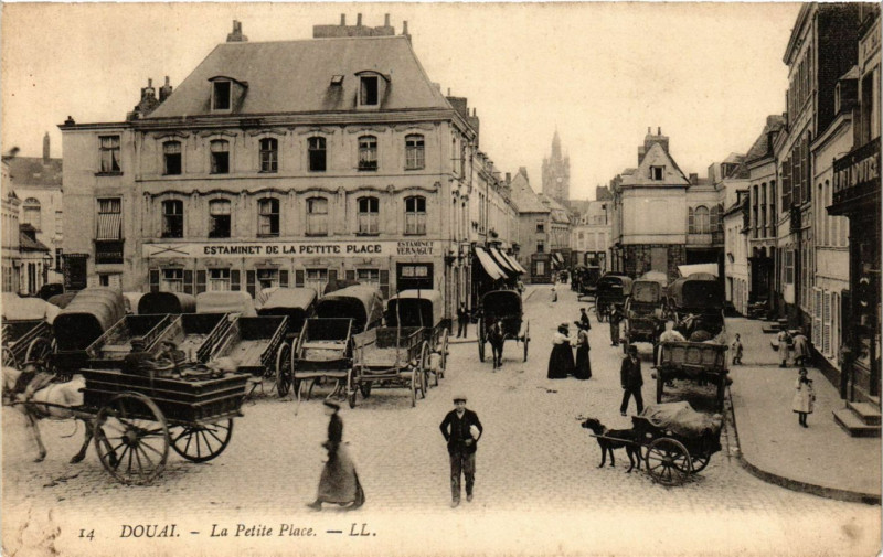 Carte postale ancienne Douai - La Petite Place à Douai
