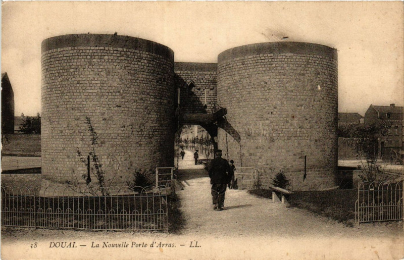 Carte postale ancienne Douai - La Nouvelle Porte d'Arras à Douai