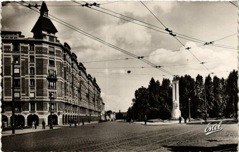 Carte postale ancienne Tourcoing-Rue et Monument Dron à Tourcoing