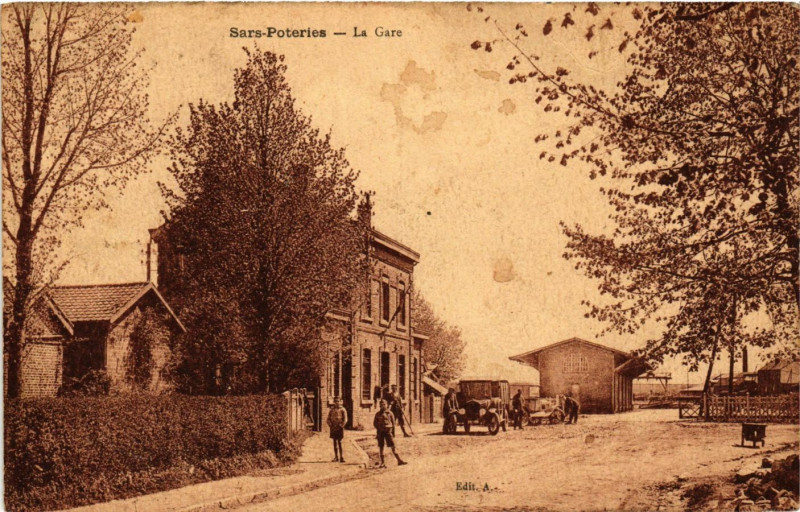 Carte postale ancienne Sars-Poteries La Gare à Sars-Poteries