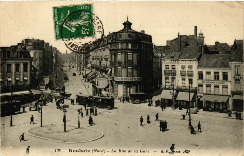 Carte postale ancienne Roubaix-La Rue de la Gare à Roubaix