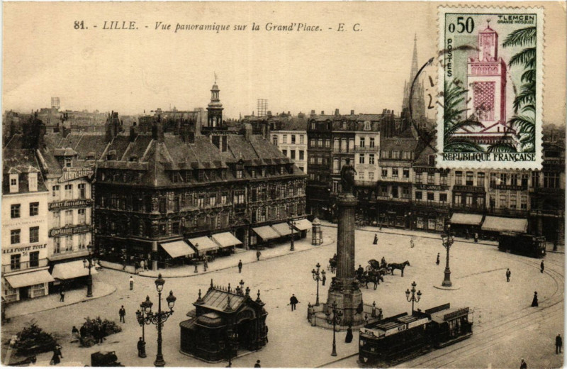 Carte postale ancienne Lille-Vue panoramique sur la Grand'Place à Lille
