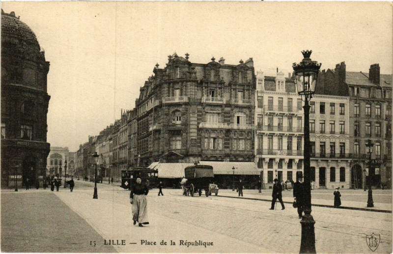 Carte postale ancienne Lille-Place de la Republique à Lille