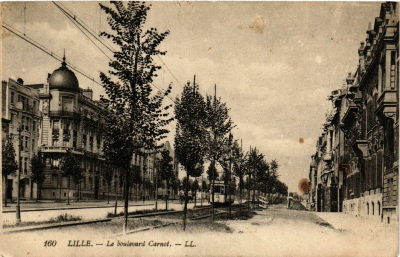 Carte postale ancienne Lille-Le boulevard Carnot à Lille