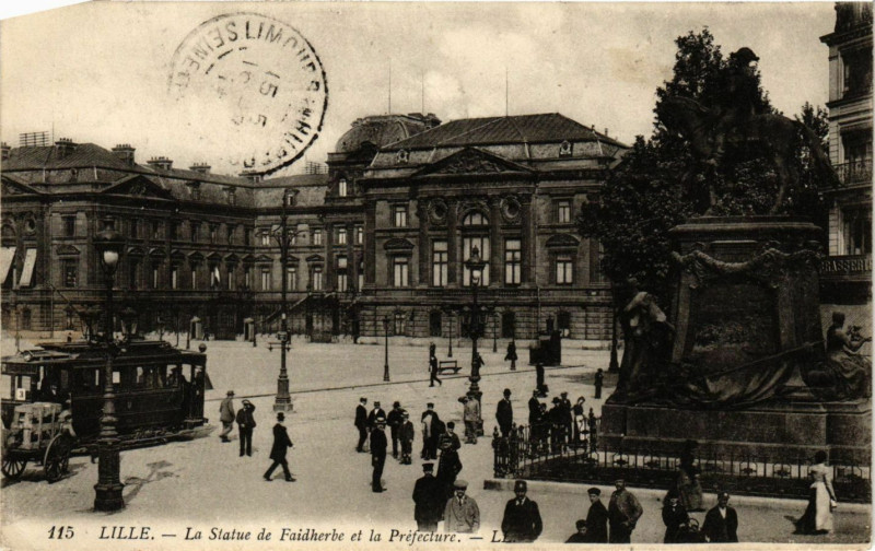 Carte postale ancienne Lille-La Statue de Faidherbe et la Prefecture à Lille