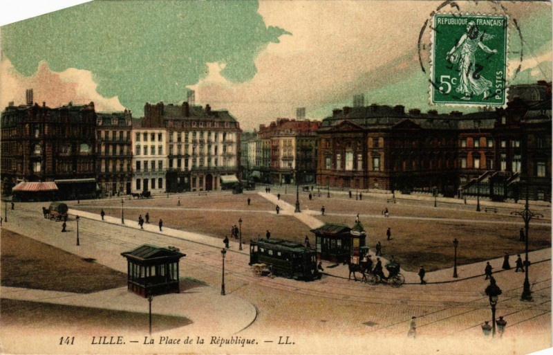 Carte postale ancienne Lille-La Place de la Republique à Lille