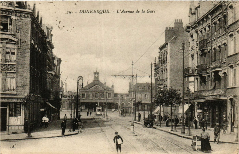 Carte postale ancienne Dunkerque-L'Avenue de la Gare à Dunkerque