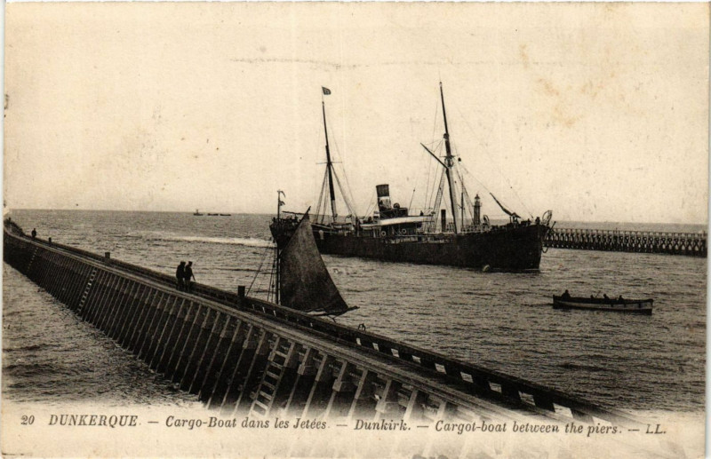 Carte postale ancienne Dunkerque-Cargo Boat dans les Jetées à Dunkerque