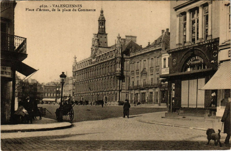 Carte postale ancienne Valenciennes Place d'Armes de la place du Commerce à Valenciennes