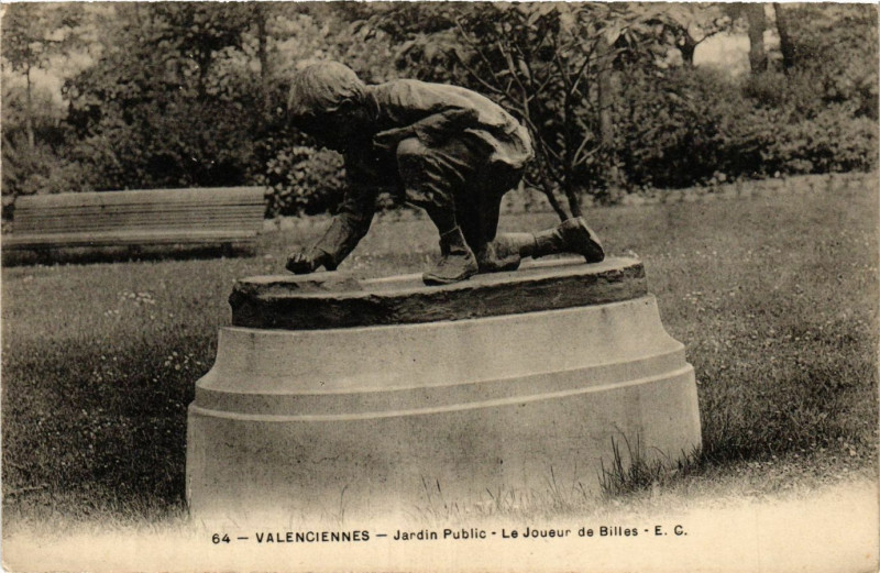 Carte postale ancienne Valenciennes - Jardin Public - Le Joueur de Billes à Valenciennes