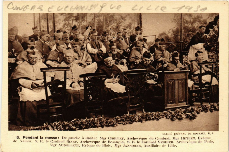 Carte postale ancienne Pendant le messe: de gauche a droite: Mgr Chollet