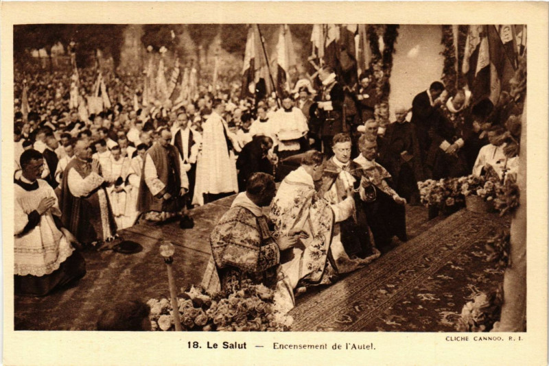 Carte postale ancienne Le Salut - Encensement de l'Autel