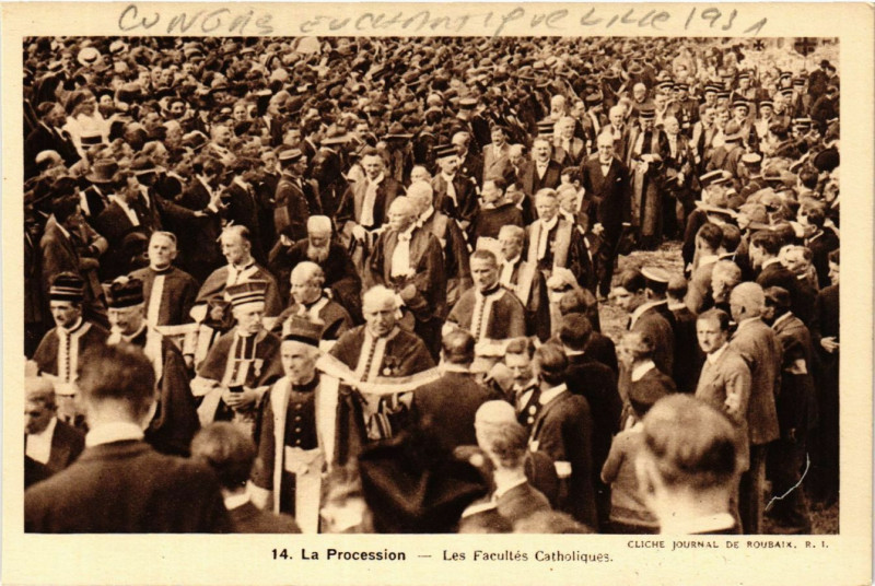 Carte postale ancienne La Procession - Les Facultes Catholiques